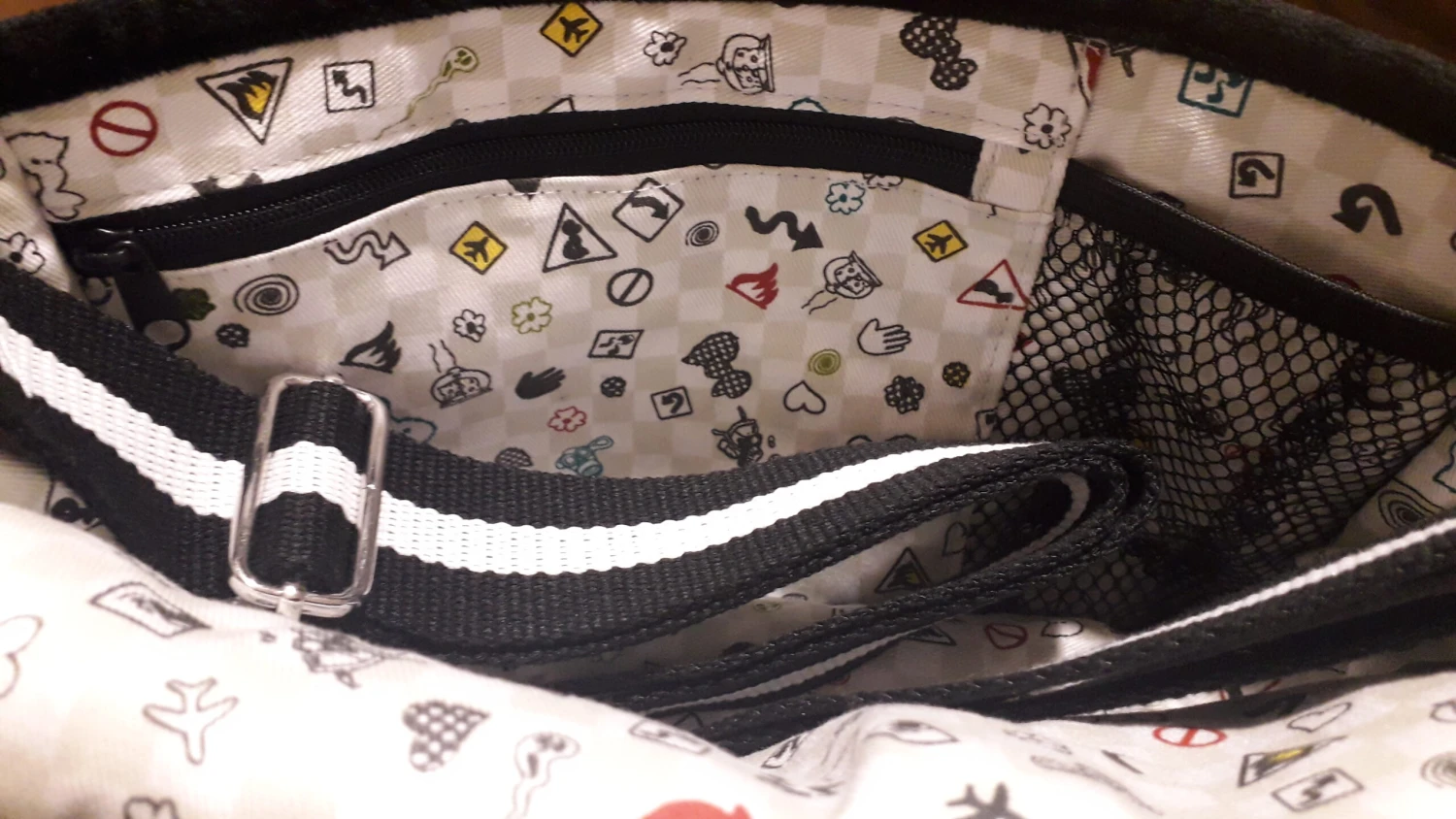 Nici 29938 Schultertasche Umhängetasche Stinktier 24x20cm 2 Nici 29938 Schultertasche Umhängetasche Stinktier 24x20cm – Bild 2