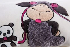 Nici 40869 Kissen Jolly Mäh Schaf Jolly Juicy Zungebleck +Panda 43x25cm Plüsch -Nici Welt Verkauf 40869 ansicht 01 2048x1365