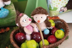 Nici 44054 Igelmädchen Hedda Ca 20cm Plüsch Kuscheltier Schlenker Forest Friends -Nici Welt Verkauf 44057 03 Milieu 44058 2048x1365