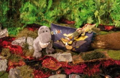 Nici 48813 Dinosaurier Tony-Rex 31cm Stehend Plüsch Kuscheltier Dino T-Rex GREEN -Nici Welt Verkauf 48810 13 48819 Milieu 2048x1331 1